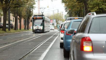 Stau auf den Straßen rund um das Leipziger Dreieck.