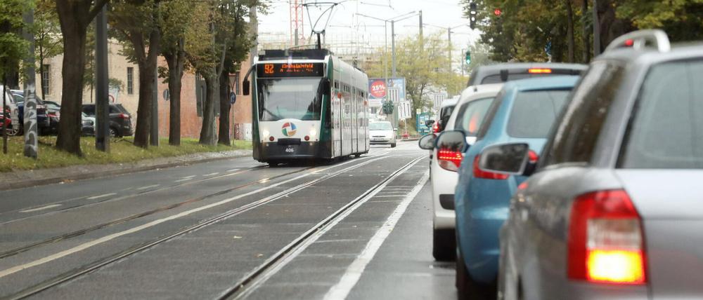 Stau auf den Straßen rund um das Leipziger Dreieck.