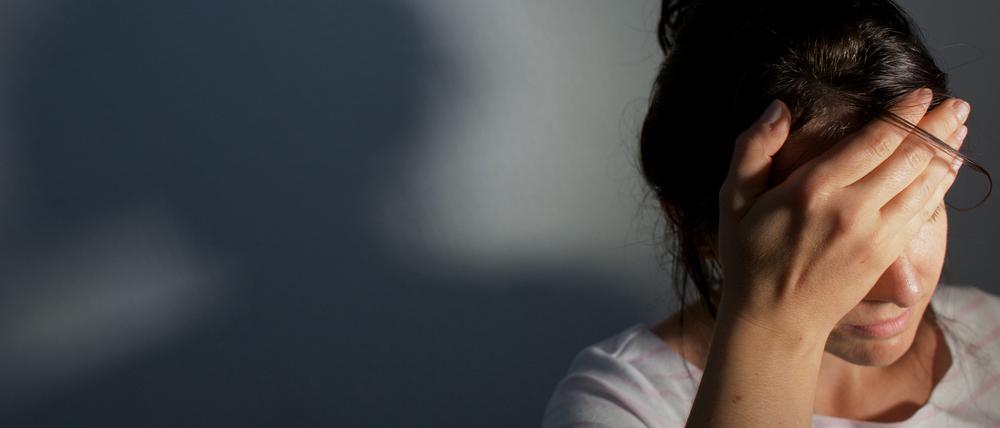 Symptome wie Müdigkeit, Gelenkschmerzen oder Geruchsverlust bleiben bei "Long Covid"-Patienten mehrere Wochen bis Monate bestehen.