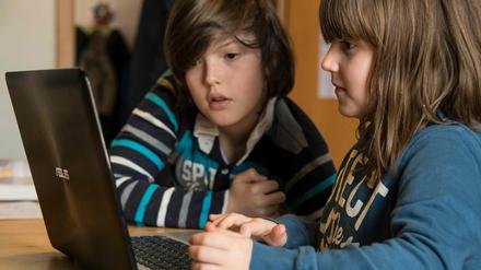 Distanzlernen über Laptop und Internet sollen Schulen genauso anbieten wie Präsenzunterricht.