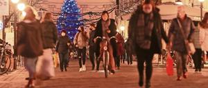 Ein letztes Mal shoppen vor dem Lockdown. Ab Mittwoch sind viele Geschäfte dicht.