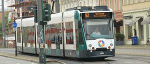 Eine Straßenbahn der Linie 92 am Platz der Einheit in Potsdam. (Symbolbild)