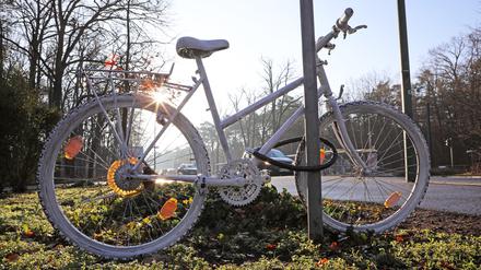 Das neue "Geisterfahrrad" am Bahnhof Rehbrücke.