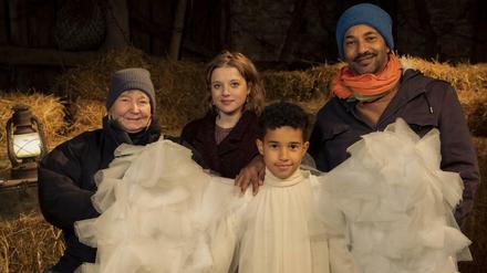 Bei den Dreharbeiten zu „Paule und das Krippenspiel“ (v.r.n.l.): Karola Hattop (Regie), Jella Haase (Frau Rübsam), Sanusi Bah (Paule), Tyron Ricketts (Paules Vater).