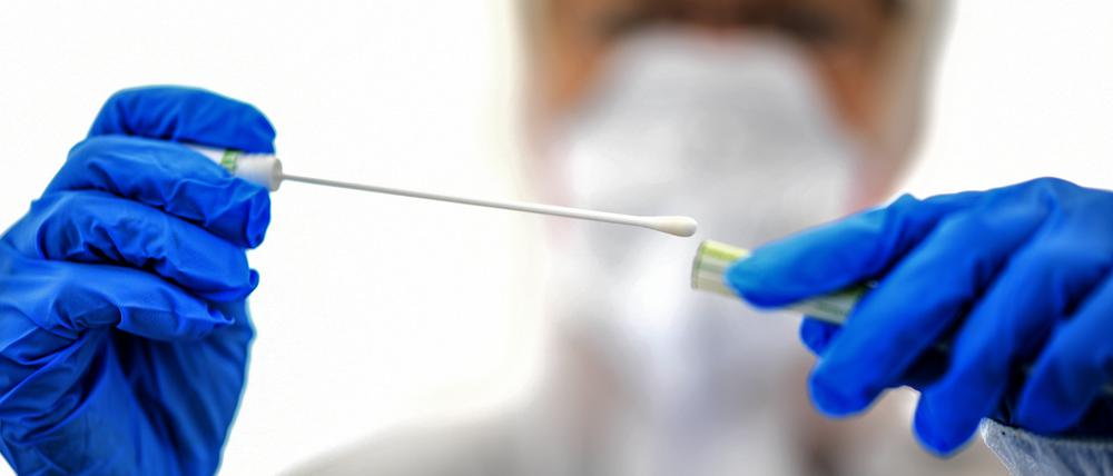 Erneut sind zahlreiche Seniorenpflegeeinrichtungen im Landkreis von Corona-Fällen betroffen (Symbolbild).