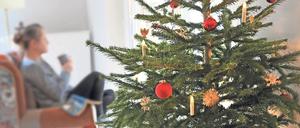 Solo am Baum. Wer an Weihnachten Zuspruch benötigt, findet ihn in diesem Jahr fast nur bei Kirchen oder telefonischen Seelsorgeangeboten.