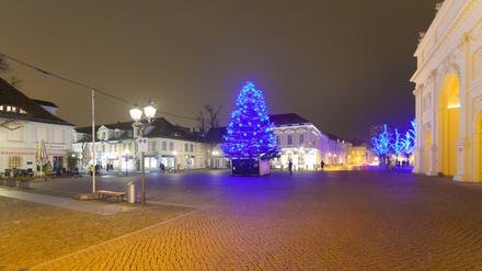 Der Weihnachtsbaum verbreitet vor dem Brandenburger Tor weihnachtliche Stimmung.