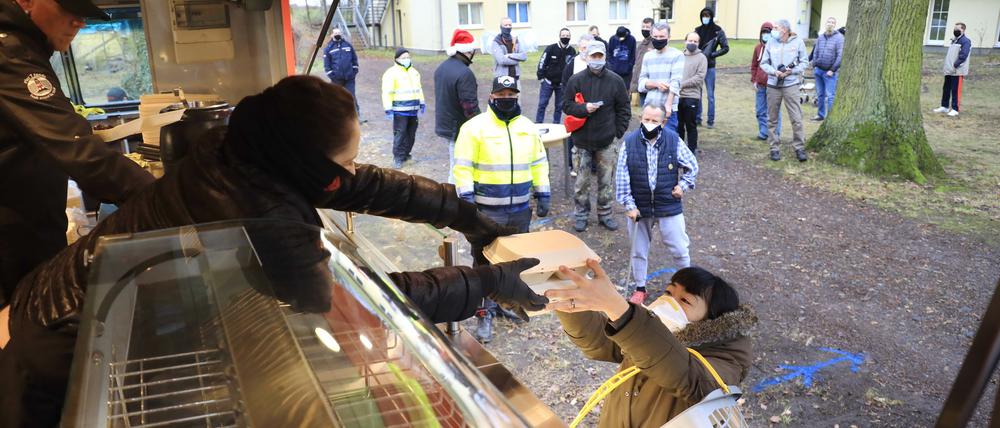 Autohaus Ehrl und Gastronom Redo verteilen Weihnachtsessen und Weihnachtsstollen im Obdachlosenheim der AWO im Lerchensteig.