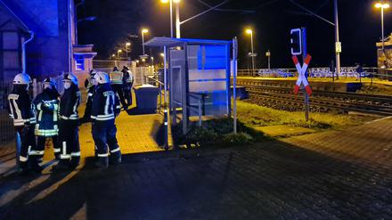 Feuerwehrleute und Polizisten am Bahnhof Götz in Groß Kreutz. 