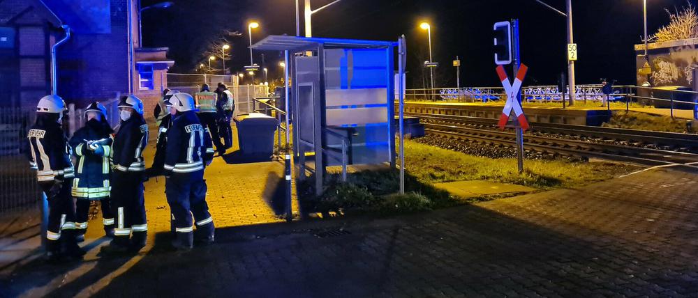 Feuerwehrleute und Polizisten am Bahnhof Götz in Groß Kreutz. 