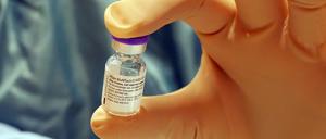 Aus einem Fläschchen werden fünf Impfdosen in der Krankenhausapotheke.