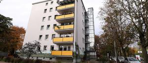 Nachgerüstetete Barrierefreiheit durch einen neuen Außenaufzug an einem Haus in der Potsdamer Heinrich-Mann-Allee.