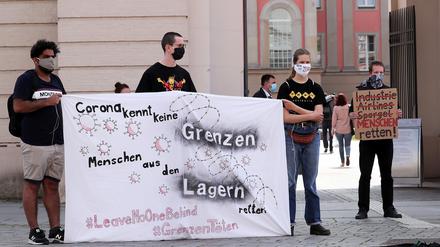 Gemeinschaftsunterkünfte gelten in der Pandemie als besonders gefährlich. Dagegen gab es schon Protest - wie hier von Aktivisten der Initiative Seebrücke, die die Evakuierung der Flüchtlingslager auf griechischen Inseln forderten.