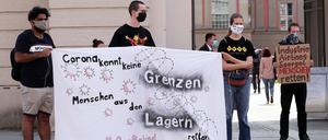 Gemeinschaftsunterkünfte gelten in der Pandemie als besonders gefährlich. Dagegen gab es schon Protest - wie hier von Aktivisten der Initiative Seebrücke, die die Evakuierung der Flüchtlingslager auf griechischen Inseln forderten.