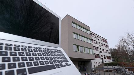 Die Laptops sollen für sechs Monate gemietet werden.