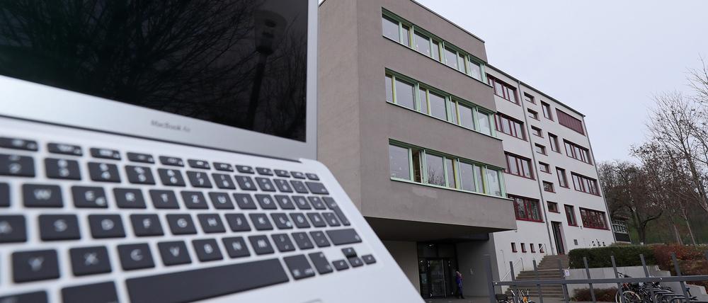Die Laptops sollen für sechs Monate gemietet werden.