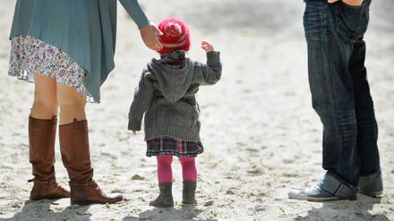 Die Vermittlung von Adoptionen soll einfacher werden. (Symbolbild)