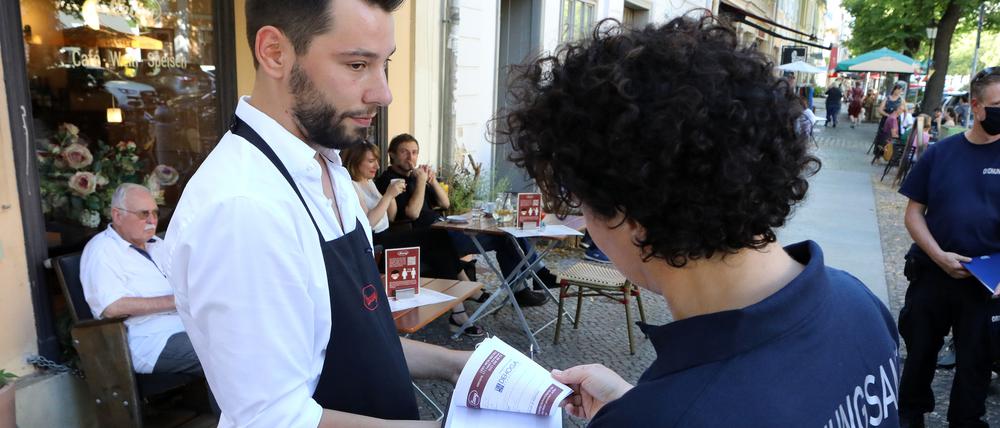 Gastronomen müssen Kontaktdaten erfassen, das Ordnungsamt hat dies auch kontrolliert. 
