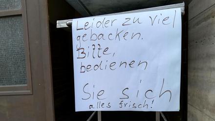 Kurz nach Ladenschluss gab es bei Bäcker Braune kostenlos Brötchen und Pfannkuchen.