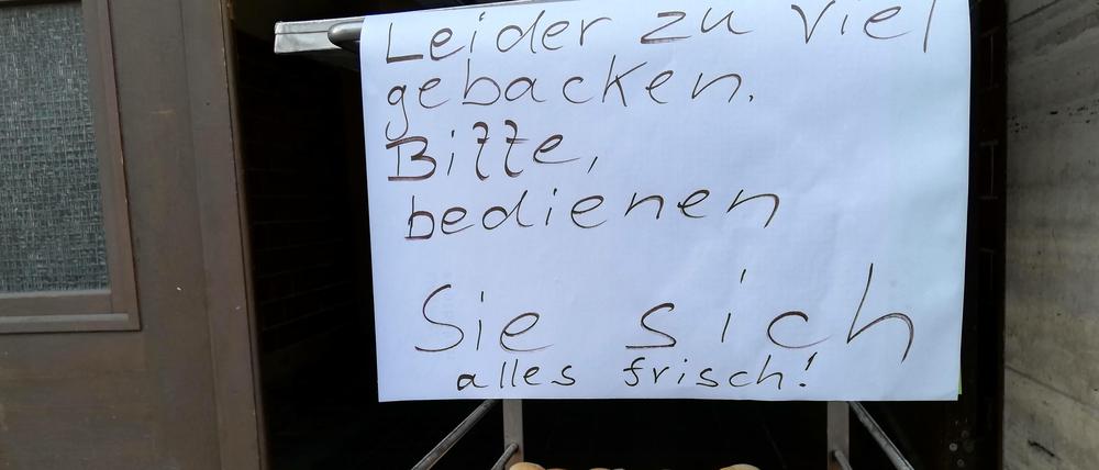 Kurz nach Ladenschluss gab es bei Bäcker Braune kostenlos Brötchen und Pfannkuchen.