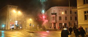 Silvesternacht 2020 in Potsdam. Ab Mitternacht kam es an einigen Orten in Potsdam zu Menschenansammlungen und Feuerwerk, wie hier an der Ecke Zeppelinstraße / Geschwister-Scholl-Allee.