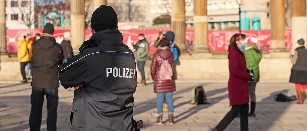 Die Polizei hatte der Kundgebung der "Frauen-Bustour" auf dem Steubenplatz Auflagen erteilt. 