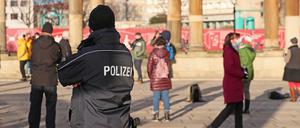 Die Polizei hatte der Kundgebung der "Frauen-Bustour" auf dem Steubenplatz Auflagen erteilt. 
