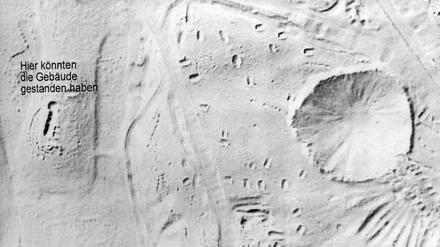 Mysteriöser Krater im Wald bei Fahrland. Der Krater hat einen Durchmesser von etwa 120 m und stammt vermutlich von Munitionssprengungen der in der ehemaligen DDR stationierten Sowjetischen Armee.