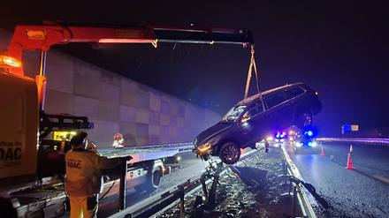 Der Wagen musste nach dem Unfall vom Abschleppdienst geborgen werden.