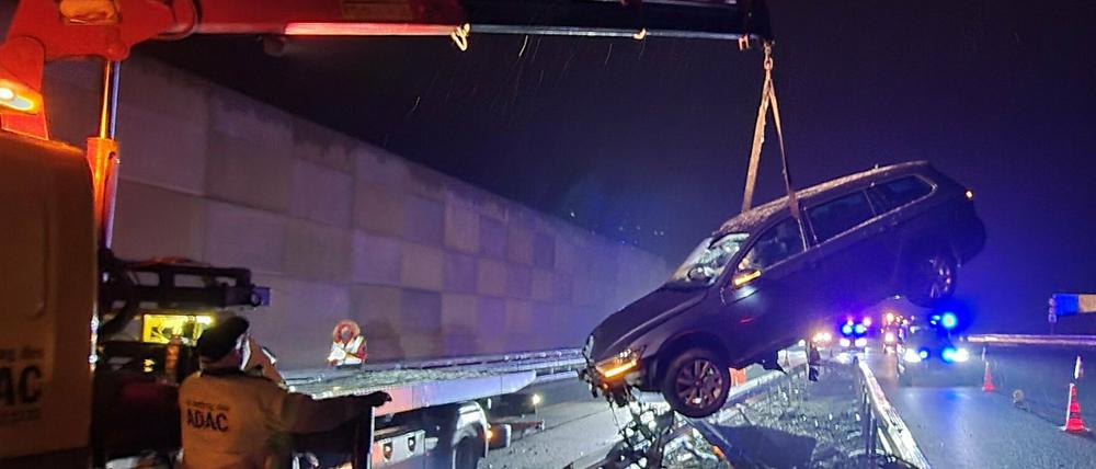 Der Wagen musste nach dem Unfall vom Abschleppdienst geborgen werden.