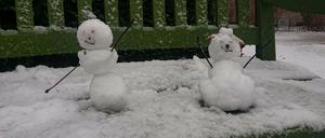 Die erste Schneefiguren im Jahr 2021 in Potsdam - hier auf einer Bank im Park Sanssouci.