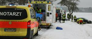 Einsatzkräfte der Polizei und Feuerwehr versorgen nach einem Unfall auf der L84 die verletzten Fahrzeuginsassen eines Autos.