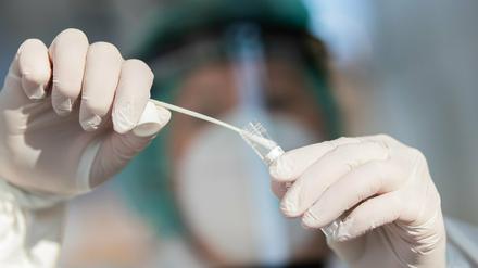 Im Landkreis sind bisher insgesamt 72 Menschen an oder mit dem Coronavirus gestorben (Symbolbild).