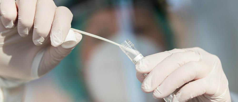 Im Landkreis sind bisher insgesamt 72 Menschen an oder mit dem Coronavirus gestorben (Symbolbild).