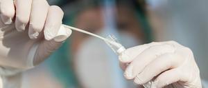 Im Landkreis sind bisher insgesamt 72 Menschen an oder mit dem Coronavirus gestorben (Symbolbild). 