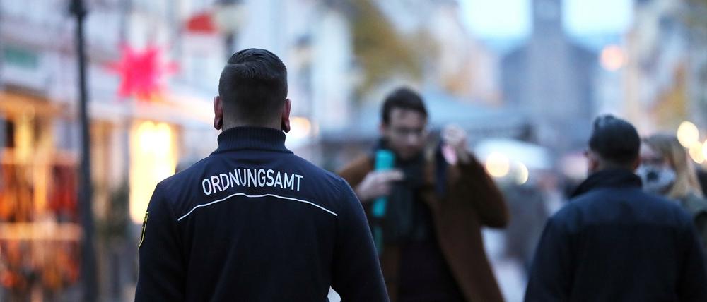 Unter anderem musste das Ordnungsamt die Maskenpflicht in der Brandenburger Straße durchsetzen.