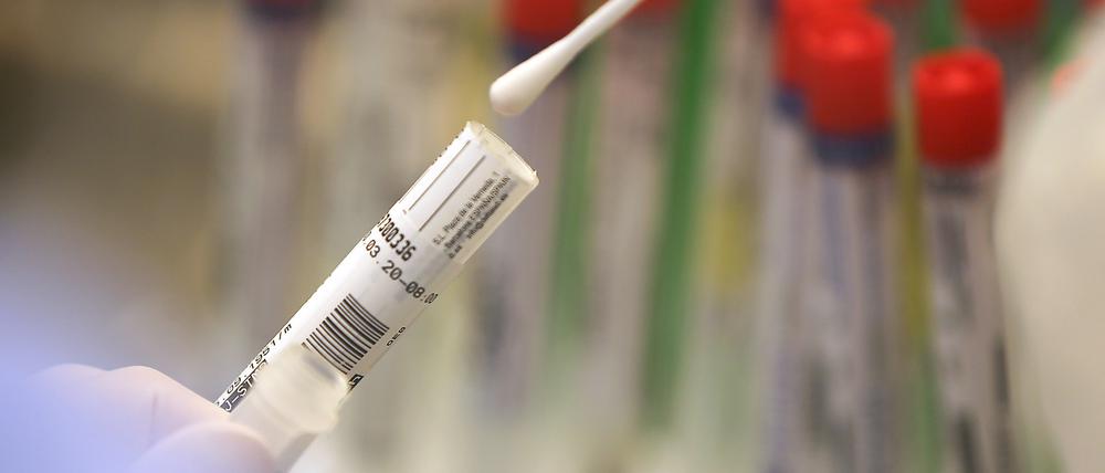 Erneut hat der Landkreis drei Todesfälle im Zusammenhang mit dem Coronavirus zu beklagen (Symbolbild).