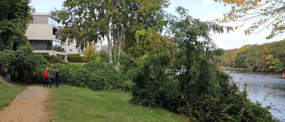 Abgesperrter Uferweg am Griebnitzsee.