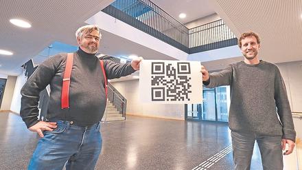 Simon Friedrich-Raabe (r.) und Thomas Kalka mit dem QR-Code. 