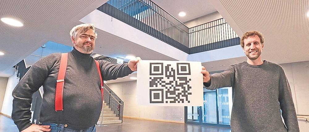Simon Friedrich-Raabe (r.) und Thomas Kalka mit dem QR-Code. 