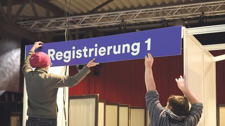 Letzte Vorbereitung. In der Metropolishalle wird ab Dienstag gegen Corona geimpft.
