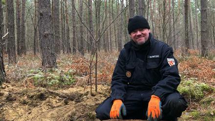 Sprengmeister Mike Schwitzke mit der 250 Kilogramm schweren britischen Fliegerbombe in Wilhelmshorst.