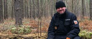 Sprengmeister Mike Schwitzke mit der 250 Kilogramm schweren britischen Fliegerbombe in Wilhelmshorst.