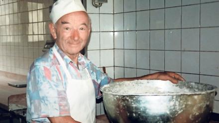 Herr des Sauerteigs. Selbst nachdem Josef Gniosdorsz die Potsdamer Traditionsbäckerei Braune 1989 an seinen Sohn übergeben hatte, kümmerte sich der Senior noch regelmäßig um den „Sauer“, wie der Teig in der Zunft genannt wird. 