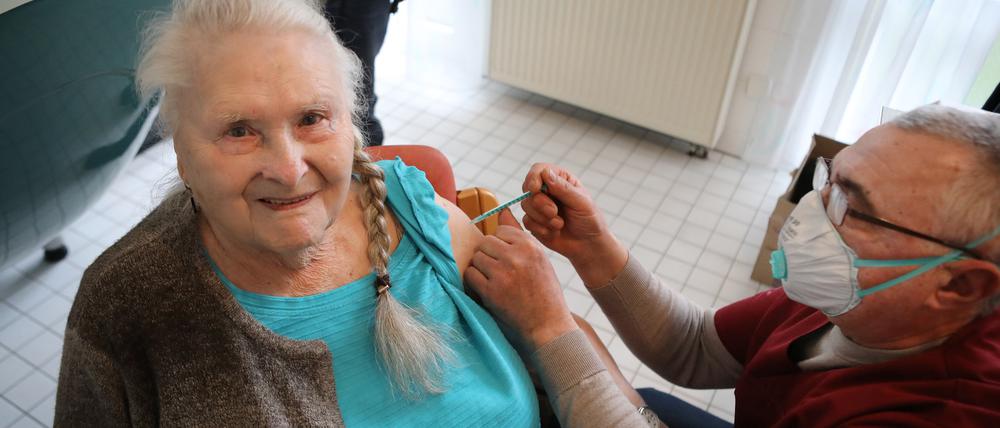 Piks gegen Corona. Die 86-jährige Rosemarie Gall gehörte zu den ersten Bewohnern der Potsdamer Heilig Geist Residenz, die sich am Montag gegen Corona impfen ließ.