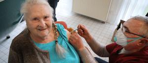Piks gegen Corona. Die 86-jährige Rosemarie Gall gehörte zu den ersten Bewohnern der Potsdamer Heilig Geist Residenz, die sich am Montag gegen Corona impfen ließ.