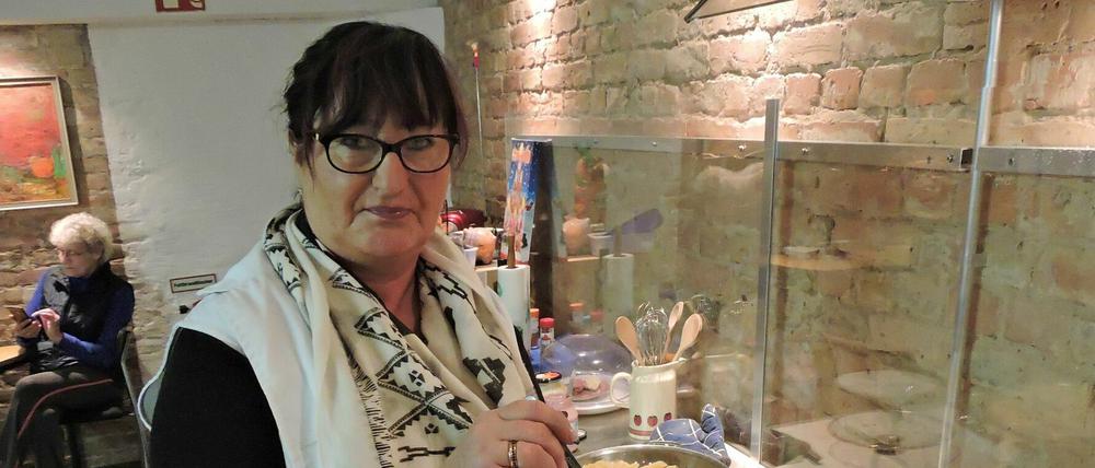 Martina Müller, langjährige Leiterin der Wärmestube Werder, leitet die Ausgabestelle kommissarisch.