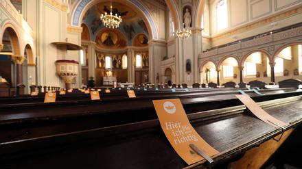 Leere Plätze in der St. Peter und Paul Kirche in Potsdam