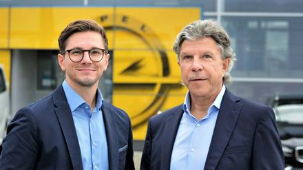 Renzo Schachtschneider (l.) hat das Autohaus seines Vaters Klaus-Peter Schachtschneider übernommen. Der Senior führte 40 Jahre das Unternehmen.