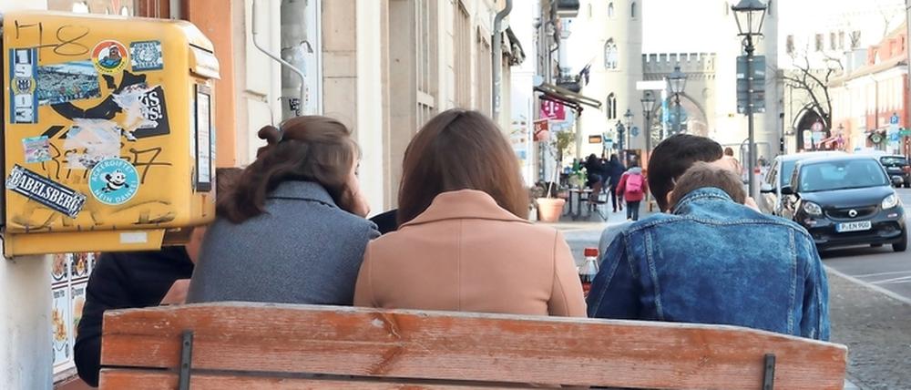So war es einst: Jugendliche sitzen dicht an dicht an einem Imbiss in der Friedrich-Ebert-Straße.